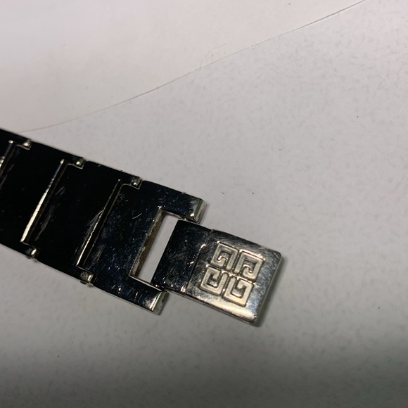 Givenchy watch silver tone and shell pearl front face. - Picture 9 of 12